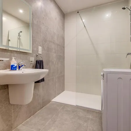 アパート Spacious And Refined 3 Bedroom Duplex Karp1-1 *
