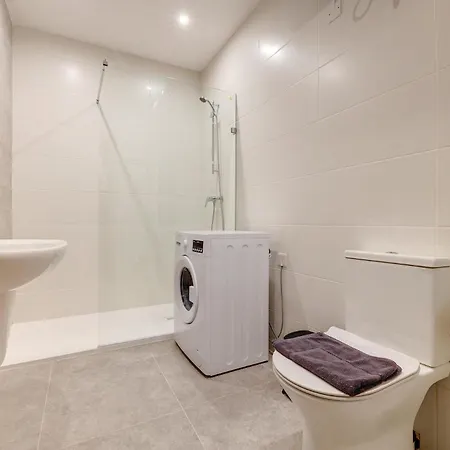 Spacious And Refined 3 Bedroom Duplex Karp1-1