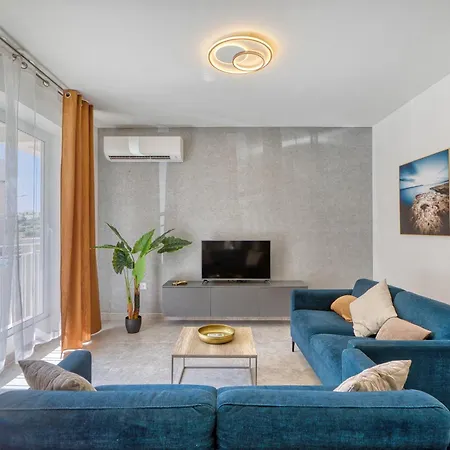 Spacious And Refined 3 Bedroom Duplex Karp1-1 アパート *