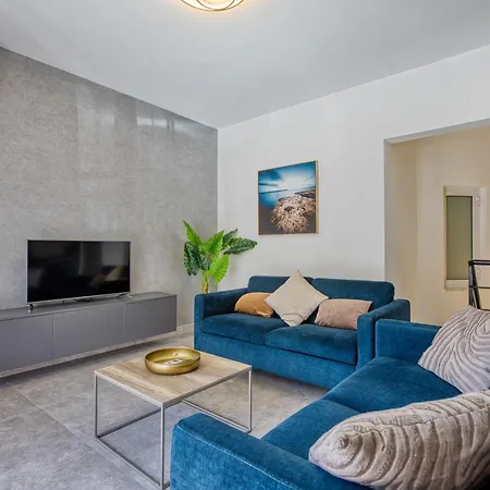 Spacious And Refined 3 Bedroom Duplex Karp1-1